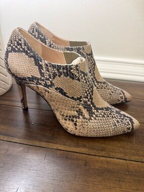 INEZ Marisol 90 Natural Snake
Emboss Pointed Toe Booties
Size 10M